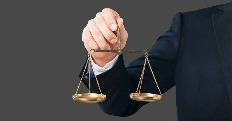 Foto representa a balança de investimentos.