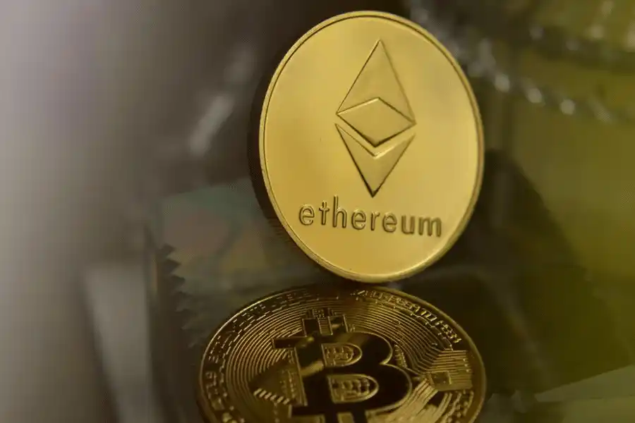 O Ethereum enfrentou uma queda de 50%, concorrência crescente e ataques hackers. No entanto, a adoção institucional e a tokenização de ativos indicam potencial futuro, tornando-o uma criptomoeda ainda relevante.