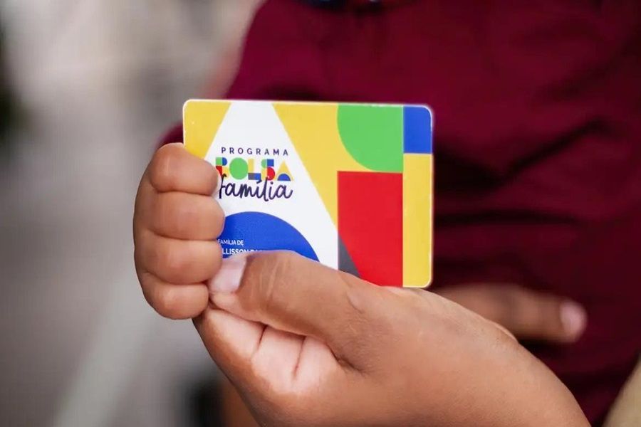 Criança segurando calendário bolsa família julho cartão do bolsa familia. - Lyon Santos/Agência Brasil
