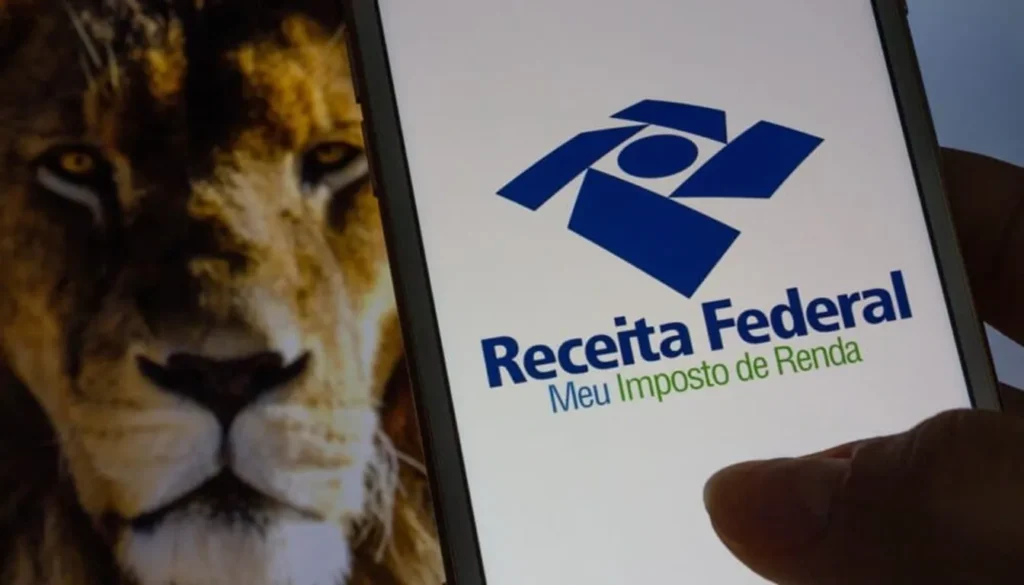 Pessoa segurando o celular com app da Receita federal com isenção do imposto